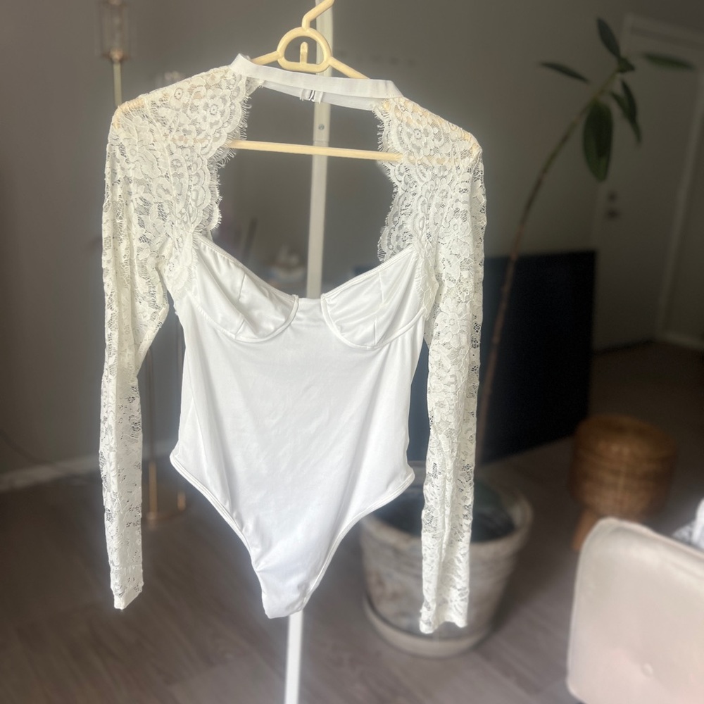 White Lace Long-Sleeve Bodysuit – Size L (SHEIN)